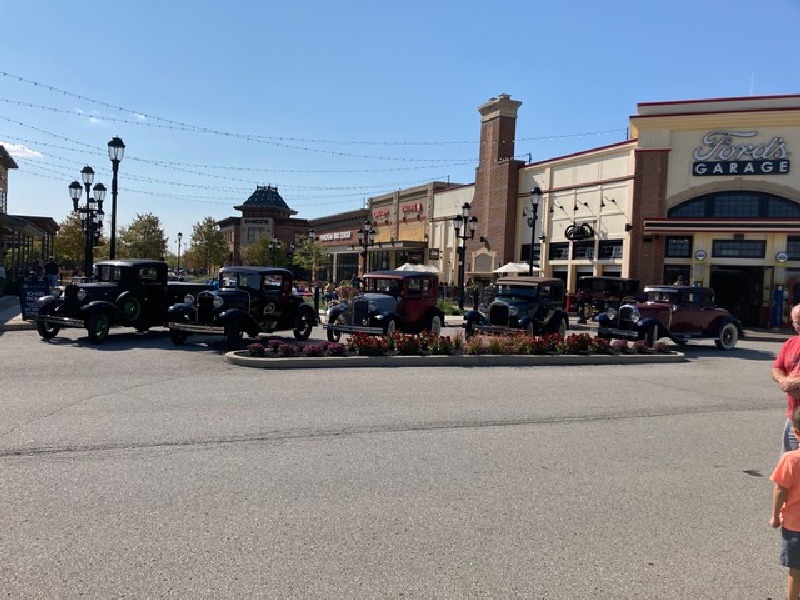 L u n c h e o n   T o u r   T o   F o r d ' s   G a r a g e   R e s t a u r a n t   
