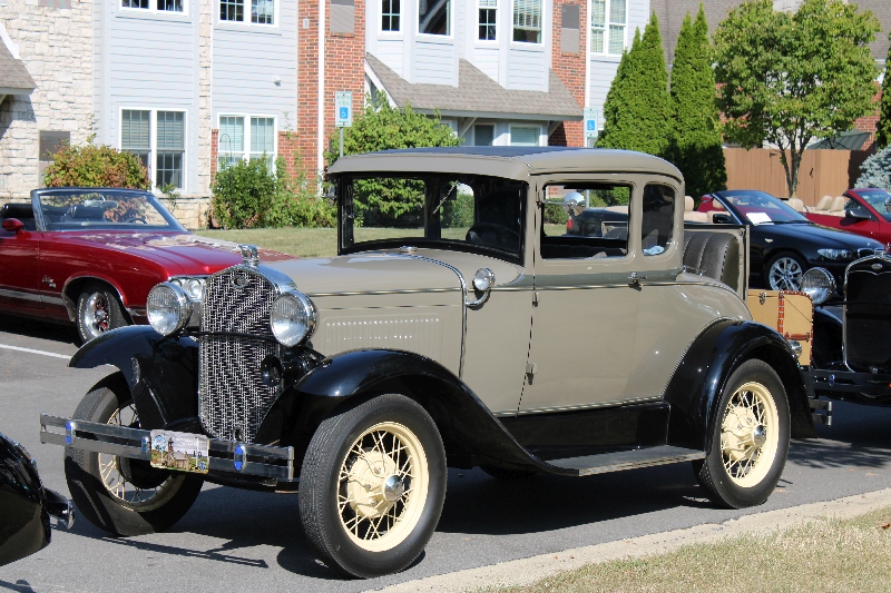 C a r   S h o w   A t   U n i v e r s i t y   P l a c e   