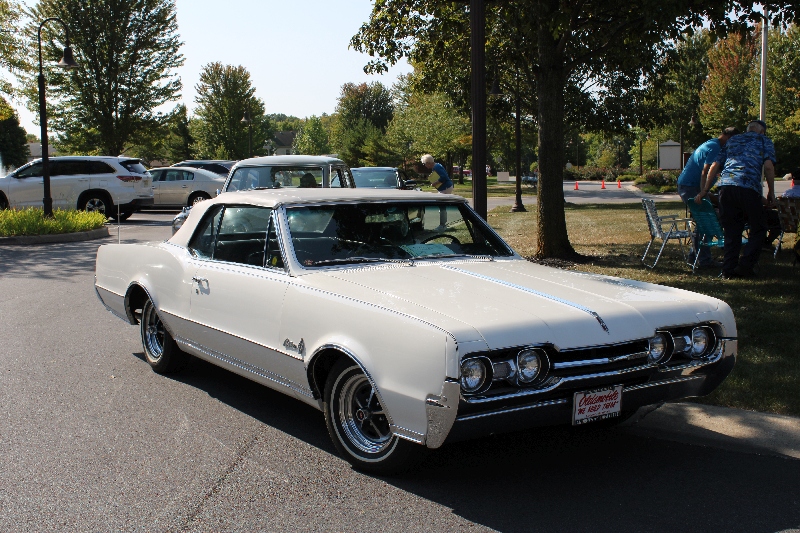 C a r   S h o w   A t   U n i v e r s i t y   P l a c e   